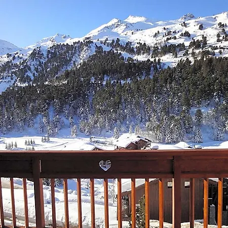 Spacious Aparment Situated In With Balcony 2*